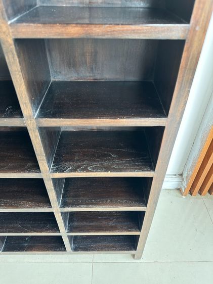 ชั้นโชว์ ชั้นวางของ 18 ช่อง โครงขาไม้จริงสีน้ำตาลเข้ม รูปที่ 9