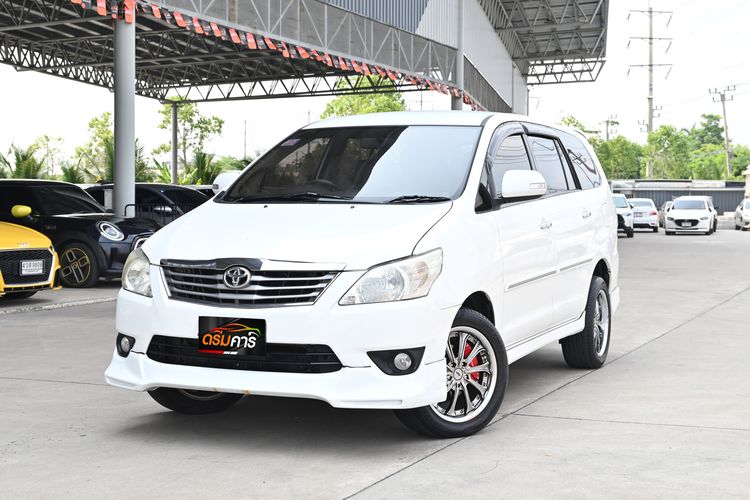 รถ Toyota Innova 2.0 V สี ขาว