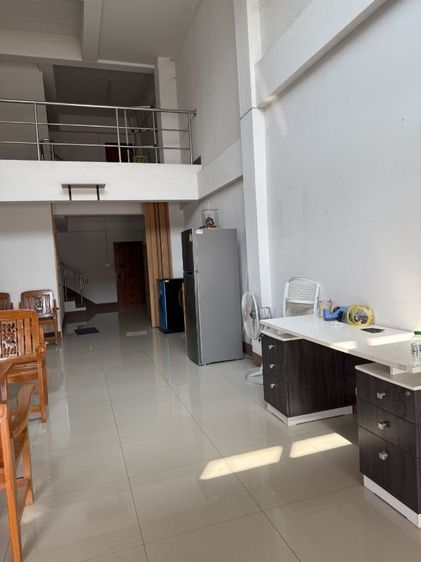 อาคารพาณิชย์ 2 ชั้นครึ่ง 18 ตร.วา ติดถนนหลัก 107