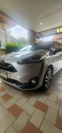 รถ Toyota Sienta 1.5 V สี บรอนซ์เงิน