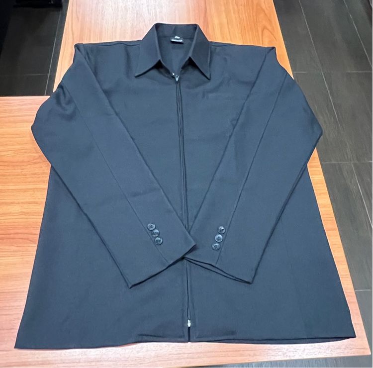 เสื้อแจ็คเก็ตสีดำ 