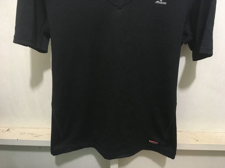 เสื้อยืด คอวี แบรนด์ Mizuno สีดำ รูปที่ 4