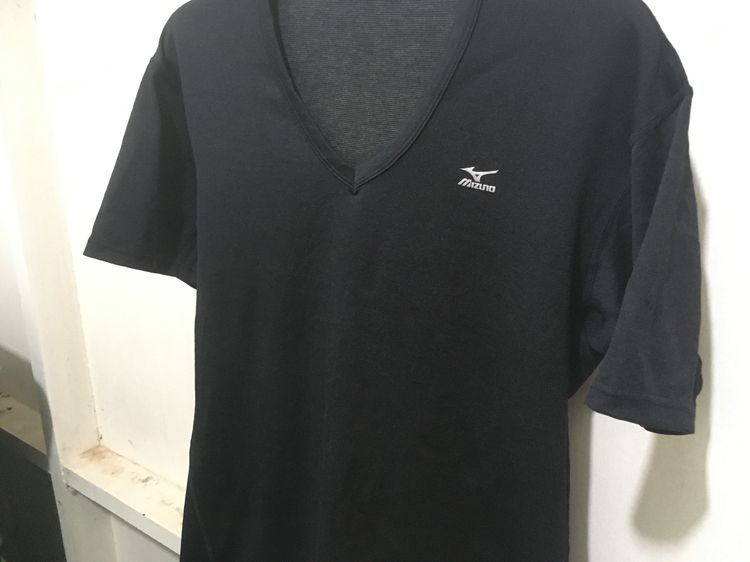 เสื้อยืด คอวี แบรนด์ Mizuno สีดำ รูปที่ 5