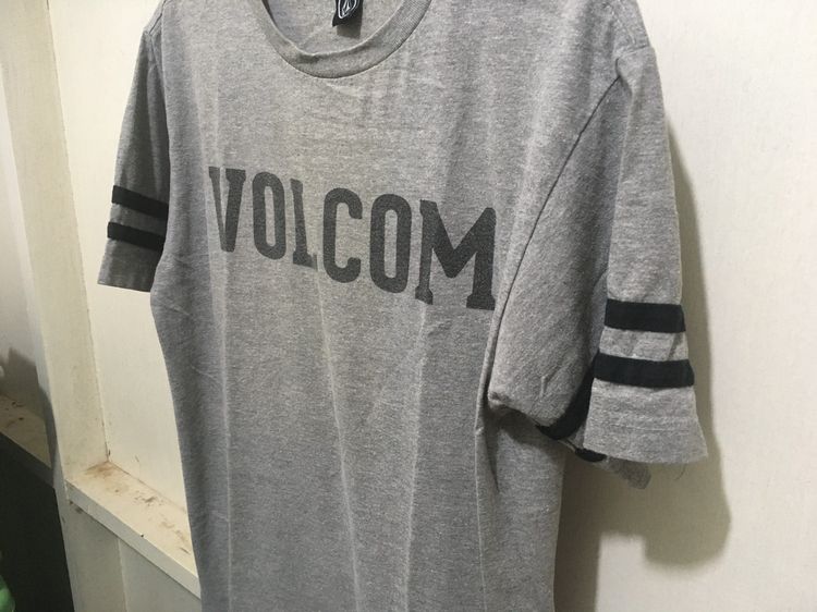 เสื้อยืดคอกลม แบรนด์ VOLCOM สีเทา รูปที่ 5