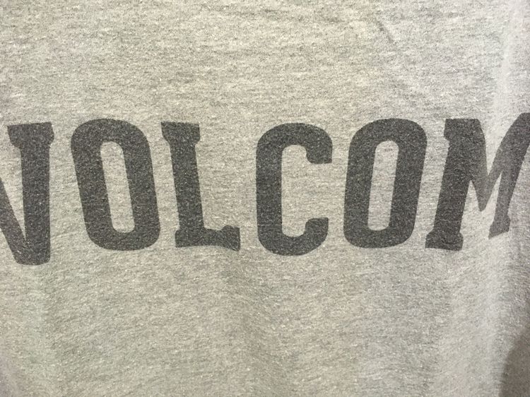 เสื้อยืดคอกลม แบรนด์ VOLCOM สีเทา รูปที่ 6
