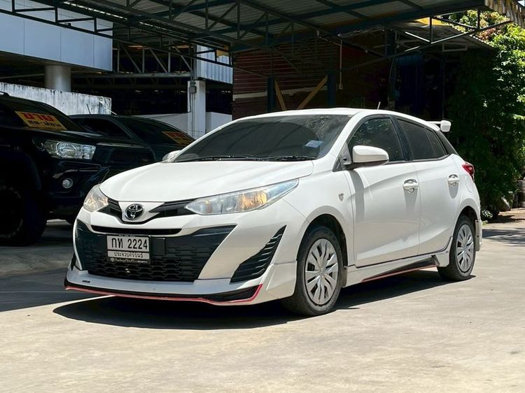 รถ Toyota Yaris 1.2 J สี ขาว