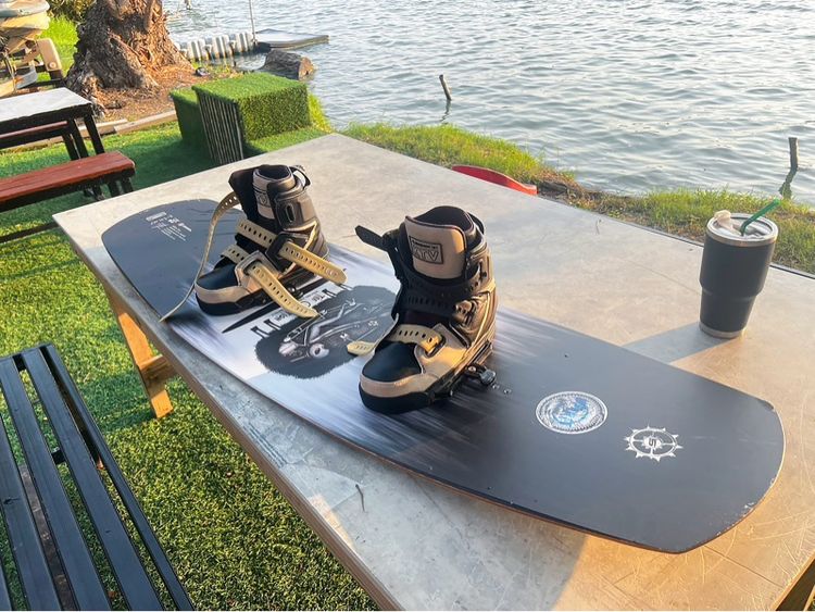 ขาย Board slingshot ปี2022 Size 153 สภาพดี ราคาแบ่งปัน