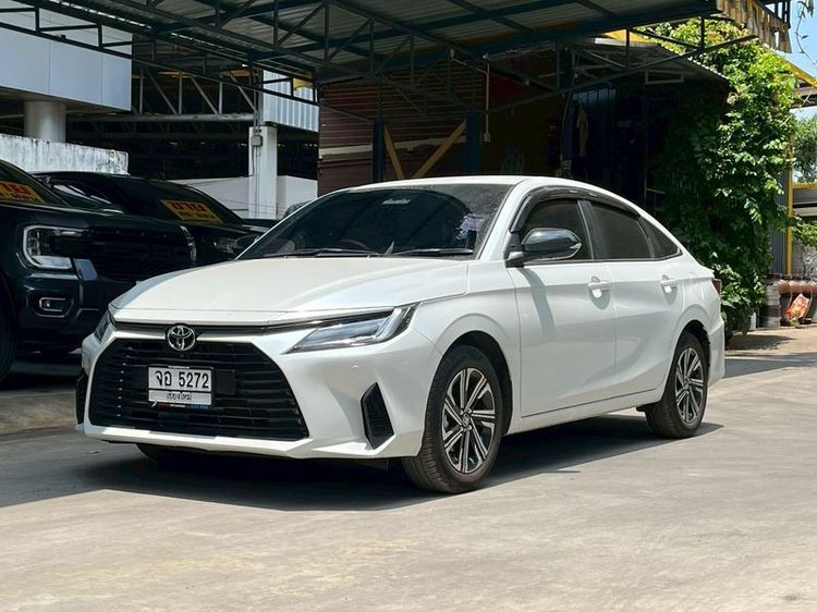 รถ Toyota Yaris ATIV 1.2 Premium Luxury สี ขาว