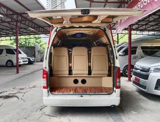 2014 toyota commuter รถตู้ มือสอง ดีเซล 3.0 ไมล์น้อย ผ่อนน้อย แต่งหลังคาวีไอพี ทีวีไฟฟ้า เบาะหนัง vip 9 ที่นั่ง เกียร์ธรรมดา สีขาว