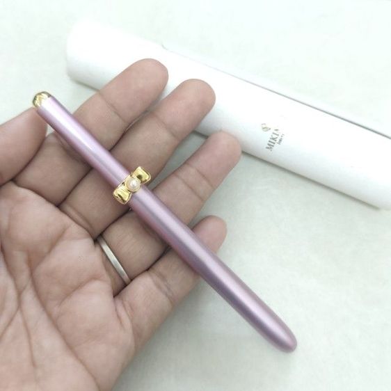 🔖 Mikimoto International แปรงทาลิปสติกประดับไข่มุกแท้ ดีไซน์โบสีทอง (พร้อมกล่อง)งานจากญี่ปุ่น รูปที่ 3