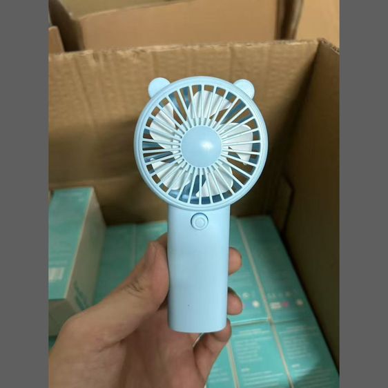 ขายส่งยกล็อต พัดลมมือถือใช้ถ่าน 130 กล่อง คละ 3 สี รูปที่ 3