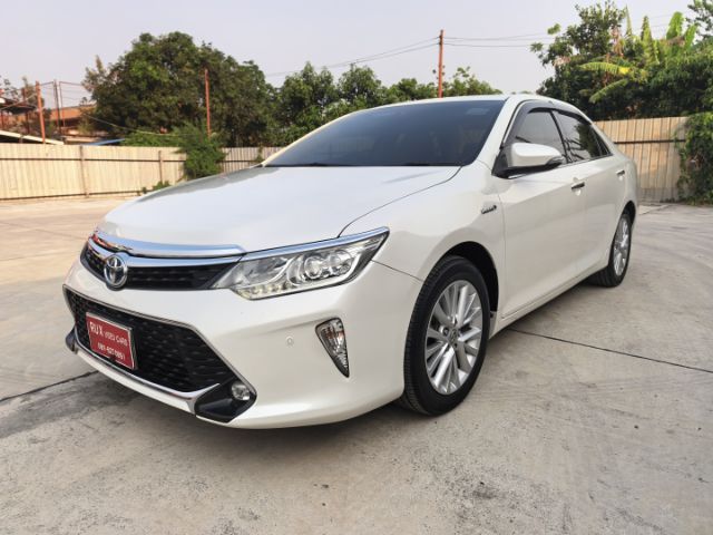 รถ Toyota Camry 2.5 HV สี ขาว