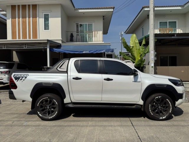 Toyota Hilux Revo 2023 2.8 G Rocco 4WD ดีเซล เกียร์อัตโนมัติ ขาว รูปที่ 4