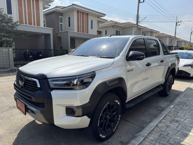 Toyota Hilux Revo 2023 2.8 G Rocco 4WD ดีเซล เกียร์อัตโนมัติ ขาว รูปที่ 2