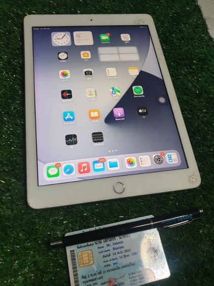 iPad รุ่นที่ 6 จอสัมผัสได้แบตเตอรี่ไม่ค่อยเก็บไฟจอเบิร์นออกสีชมพูนัดรับได้ถนนจตุโชติเขตสายไหม รูปที่ 3
