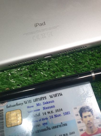 iPad รุ่นที่ 6 จอสัมผัสได้แบตเตอรี่ไม่ค่อยเก็บไฟจอเบิร์นออกสีชมพูนัดรับได้ถนนจตุโชติเขตสายไหม รูปที่ 5