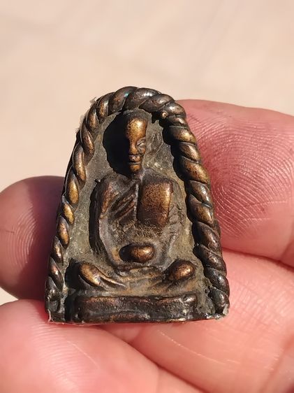 เหรียญรูปหล่อโบราณสองหน้า หลวงพ่อทบอุ้มบาตร วัดชนแดน เพชรบูรณ์ พิมพ์ซุ้มเกลียวเชือก ก้นชนวนตัดตะไบ ขนาด 2.8 x 2.2 ซม. เนื้อโลหะผสม สภาพสว รูปที่ 2