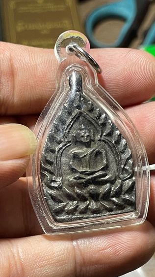 พระซุ้มกอเนื้อโลหะด้านหลังเป็นยันต์พร้อมเลี่ยมกันน้ำอย่างดี รูปที่ 5