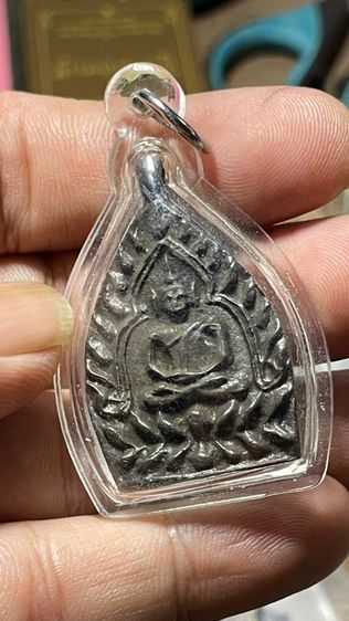 พระซุ้มกอเนื้อโลหะด้านหลังเป็นยันต์พร้อมเลี่ยมกันน้ำอย่างดี รูปที่ 4