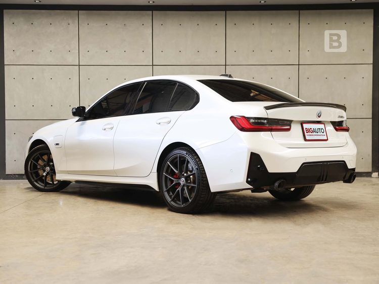 BMW Series 3 2024 330e Sedan ปลั๊กอินไฮบริด (PHEV) ไม่ติดแก๊ส เกียร์อัตโนมัติ ขาว รูปที่ 4