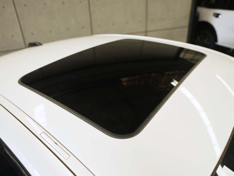 BMW Series 3 2024 330e Sedan ปลั๊กอินไฮบริด (PHEV) ไม่ติดแก๊ส เกียร์อัตโนมัติ ขาว รูปที่ 3