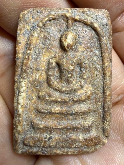 พระสมเด็จวัดระฆังพิมพ์ใหญ่ เนื้อแกร่งหนืบนุ่ม ปูนเปลือกหอยเเก่น้ำมันคราบตังอิ๋วจ่ำๆ  ดูคล้ายพระเปียกน้ำอยู่เสมอ มวลสารก้นครกหลากหลาย 