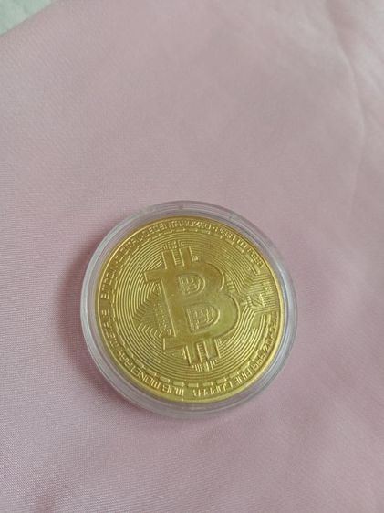 เหรียญสีทองพร้อมตลับใส่