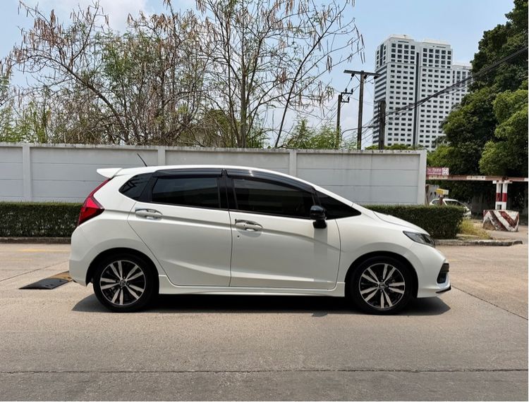 Honda Jazz 2017 1.5 RS Plus i-VTEC Sedan เบนซิน ไม่ติดแก๊ส เกียร์อัตโนมัติ ขาว รูปที่ 3