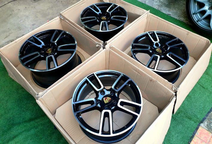 ล้อแท้ Porche ขอบ19 เยอรมันแท้ ผลิตโดย BBS กว้าง 9-10.5 ET 64-62 สภาพกริ้บๆ ใส่รถรุ่นไหนสอบถามได้ครับ พร้อมเปลี่ยน ถ่วงล้อฟรี