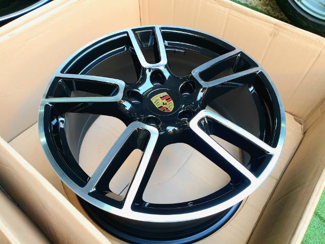 ล้อแท้ Porche ขอบ19 เยอรมันแท้ ผลิตโดย BBS กว้าง 9-10.5 ET 64-62 สภาพกริ้บๆ ใส่รถรุ่นไหนสอบถามได้ครับ พร้อมเปลี่ยน ถ่วงล้อฟรี รูปที่ 4