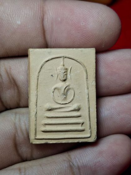 สมเด็จเศียรโตหูบายศรีเนื้อดินผสมผงหลวงพ่อกวย