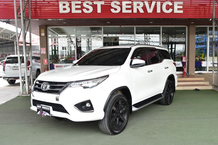 รถ Toyota Fortuner 2.8 TRD Sportivo สี ขาว
