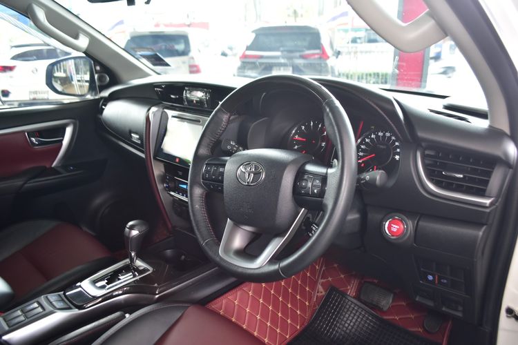 Toyota Fortuner 2018 2.8 TRD Sportivo Utility-car ดีเซล ไม่ติดแก๊ส เกียร์อัตโนมัติ ขาว รูปที่ 3