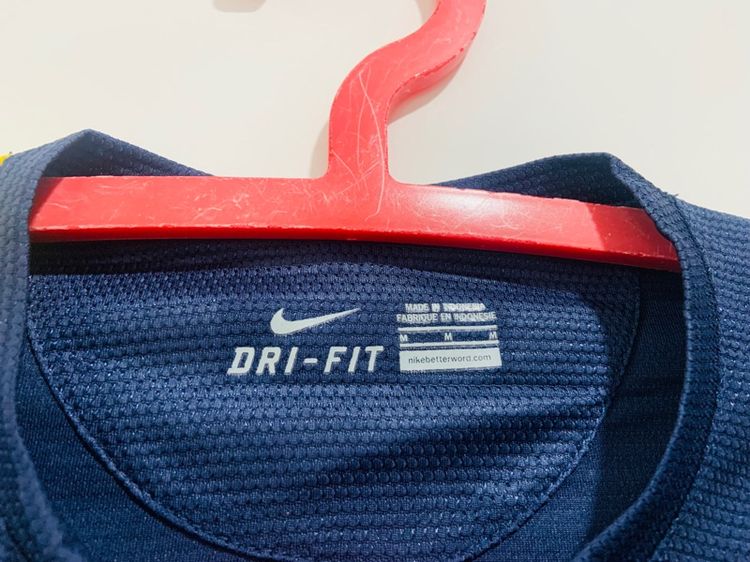 เสื้อยืดกีฬา NIKE FCB แท้ 💯 size M ขนาด อก 21 ยาว 27.5 นิ้ว สภาพดี ดีเทลสวย เนื้อผ้าดีมากนิ่มใส่สบาย หายากน่าสะสมครับ รูปที่ 3