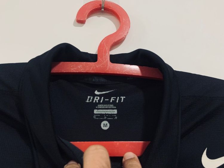 เสื้อโปโลกีฬา Nike แท้ 💯 size M ขนาด อก 21 ยาว 27.5 นิ้ว สภาพใหม่มาก ดีเทลสวย เนื้อผ้าดีมากนิ่มใส่สบาย หายากน่าสะสมครับ รูปที่ 3