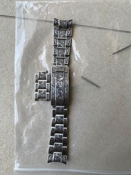 สายนาฬิกาแกะสลักลาย