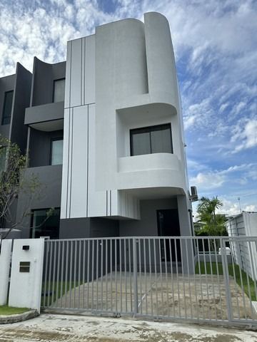 ให้เช่าบ้านแฝด3ชั้น203 ตร.ม.หลังมุมพร้อมสระว่ายน้ำย่านลาดกระบังอ่อนนุช ใกล้สนามบินสุสรรรภูมิ โครงการอัลติจูด ฟอเรสต์ อ่อนนุช-ลาดกระบัง Altit