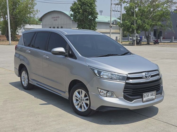 รถ Toyota Innova 2.8 Crysta G สี เทา