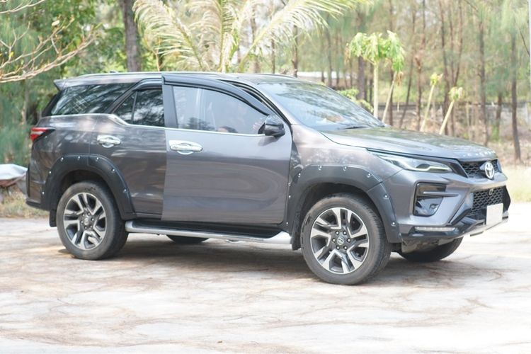 รถ Toyota Fortuner 2.4 G สี เทา