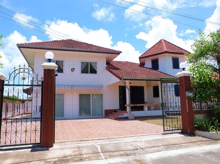 ขายบ้านเดี่ยว 2 ชั้น หมู่บ้านจันทร์หอม (เขาบายศรี–เขาชีจรรย์) ต.พลูตาหลวง อ.สัตหีบ ใกล้ทะเล – ใกล้สนามบิน – ใกล้แหล่งท่องเที่ยว 