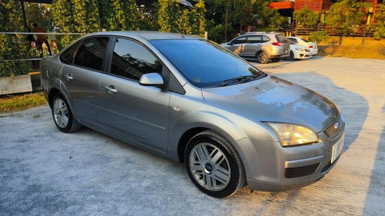 รถ Ford Focus 1.8 Ambiente สี บรอนซ์เงิน