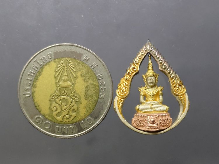 พระแก้วมรกต ภปร ( รุ่นแรก ) ฉลองครบ 75 พรรษา รัชกาลที่9 เนื้อเงินสามกษัตริย์ พิมพ์หยดน้ำ ปี2545 พร้อมกล่องเดิม รูปที่ 8