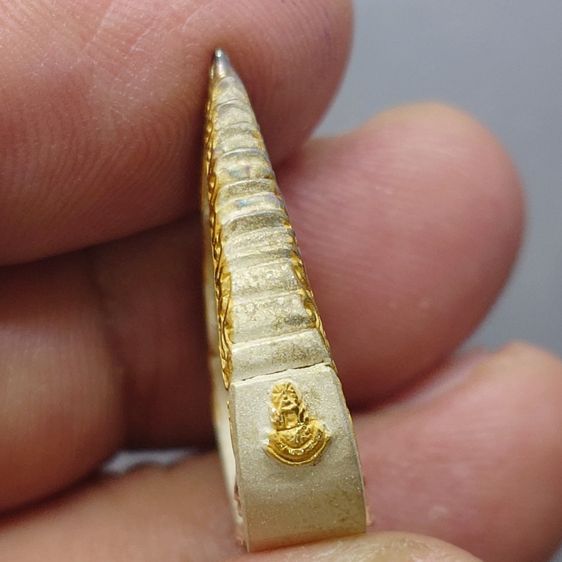 พระแก้วมรกต ภปร ( รุ่นแรก ) ฉลองครบ 75 พรรษา รัชกาลที่9 เนื้อเงินสามกษัตริย์ พิมพ์หยดน้ำ ปี2545 พร้อมกล่องเดิม รูปที่ 6