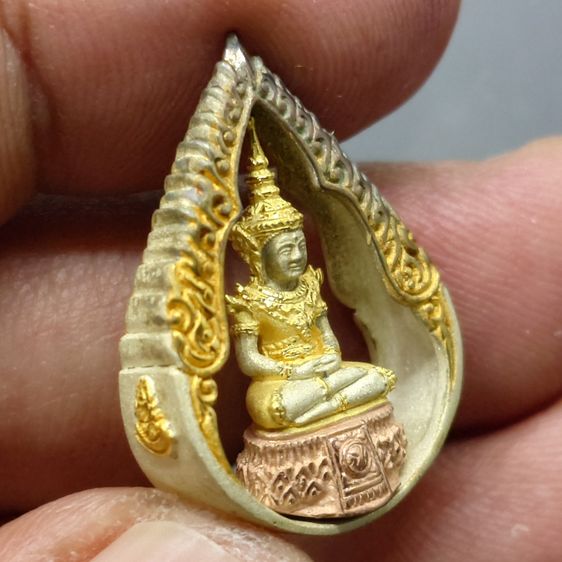 พระแก้วมรกต ภปร ( รุ่นแรก ) ฉลองครบ 75 พรรษา รัชกาลที่9 เนื้อเงินสามกษัตริย์ พิมพ์หยดน้ำ ปี2545 พร้อมกล่องเดิม รูปที่ 5