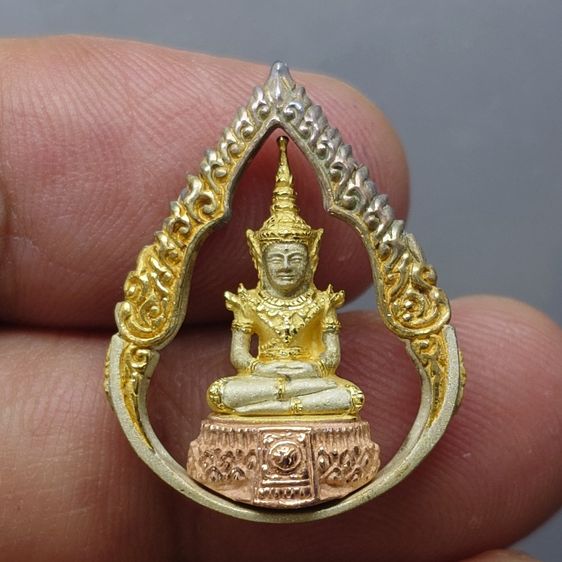 พระแก้วมรกต ภปร ( รุ่นแรก ) ฉลองครบ 75 พรรษา รัชกาลที่9 เนื้อเงินสามกษัตริย์ พิมพ์หยดน้ำ ปี2545 พร้อมกล่องเดิม รูปที่ 3