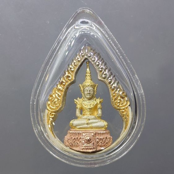 พระแก้วมรกต ภปร ( รุ่นแรก ) ฉลองครบ 75 พรรษา รัชกาลที่9 เนื้อเงินสามกษัตริย์ พิมพ์หยดน้ำ ปี2545 พร้อมกล่องเดิม รูปที่ 2