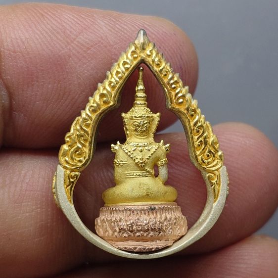 พระแก้วมรกต ภปร ( รุ่นแรก ) ฉลองครบ 75 พรรษา รัชกาลที่9 เนื้อเงินสามกษัตริย์ พิมพ์หยดน้ำ ปี2545 พร้อมกล่องเดิม รูปที่ 4