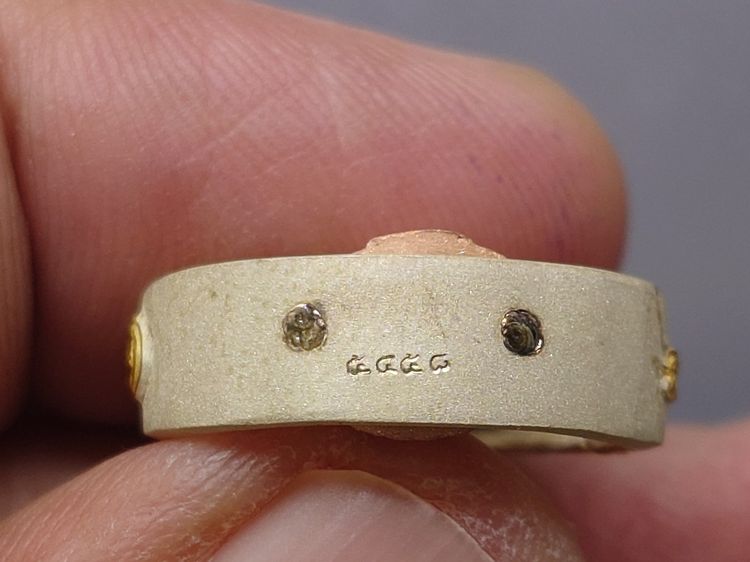 พระแก้วมรกต ภปร ( รุ่นแรก ) ฉลองครบ 75 พรรษา รัชกาลที่9 เนื้อเงินสามกษัตริย์ พิมพ์หยดน้ำ ปี2545 พร้อมกล่องเดิม รูปที่ 7