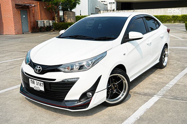 รถ Toyota Yaris ATIV 1.2 J สี ขาว