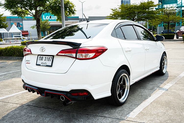 Toyota Yaris ATIV 2017 1.2 J Sedan เบนซิน ไม่ติดแก๊ส เกียร์อัตโนมัติ ขาว รูปที่ 4